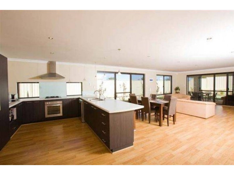 33 Normanby Bend, Success WA 6164