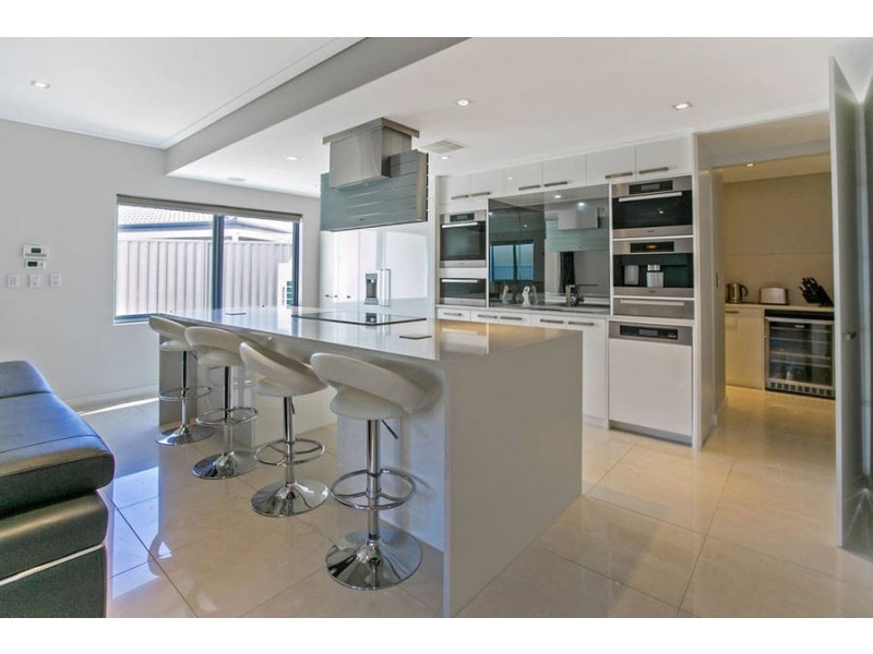 4 Edgehill Walk, Piara Waters WA 6112