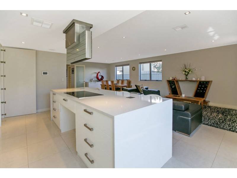 4 Edgehill Walk, Piara Waters WA 6112