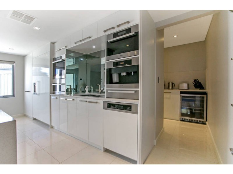 4 Edgehill Walk, Piara Waters WA 6112