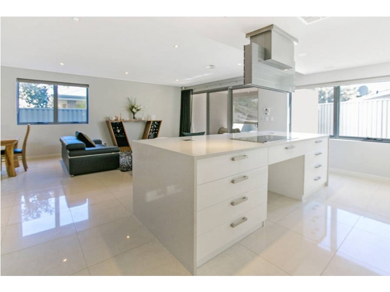 4 Edgehill Walk, Piara Waters WA 6112