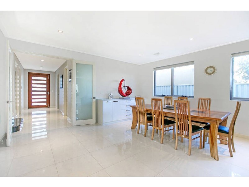 4 Edgehill Walk, Piara Waters WA 6112