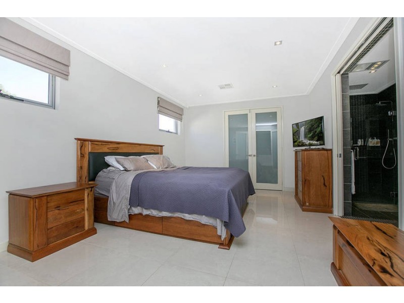 4 Edgehill Walk, Piara Waters WA 6112