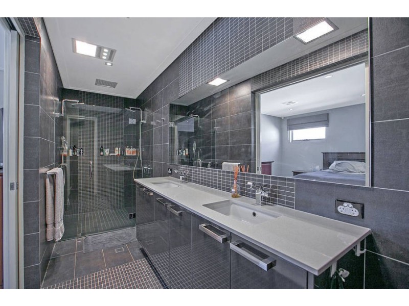 4 Edgehill Walk, Piara Waters WA 6112