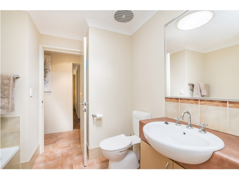 1/18 Serenity Parkway, Hammond Park WA 6164