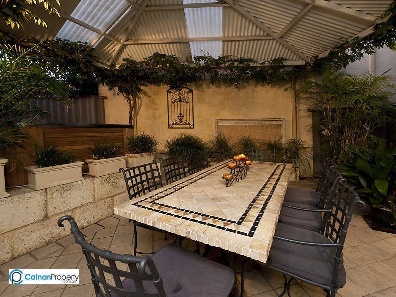 8 Crest Avenue, Mount Pleasant WA 6153