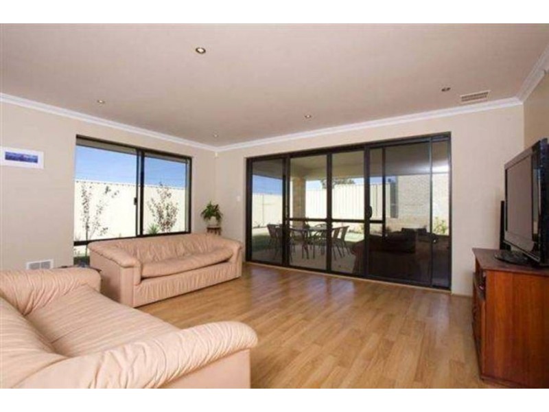 33 Normanby Bend, Success WA 6164