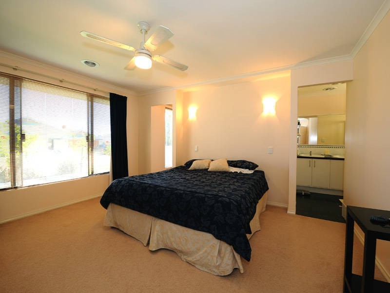 28 Bluefields Parkway, Port Kennedy WA 6172