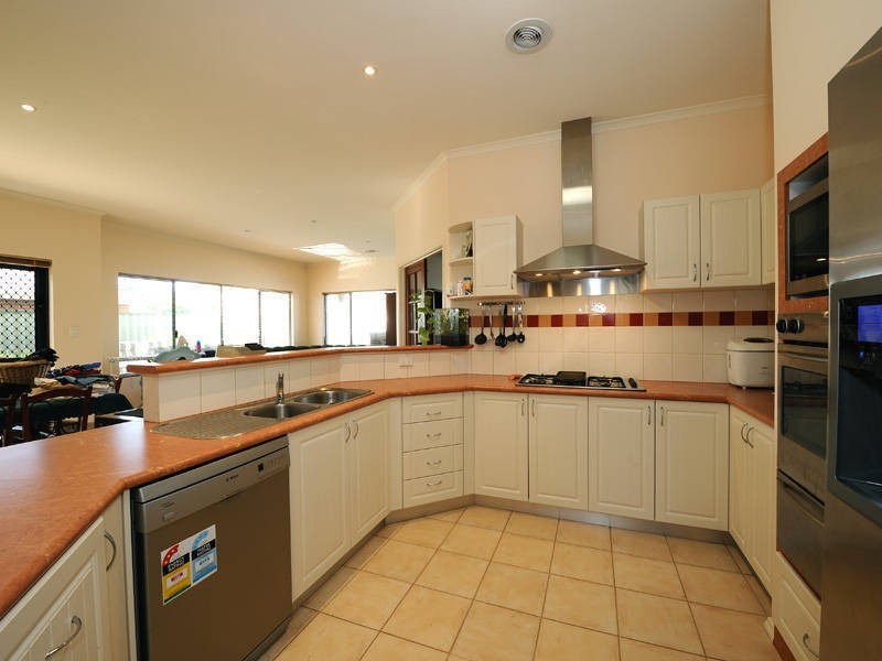 28 Bluefields Parkway, Port Kennedy WA 6172