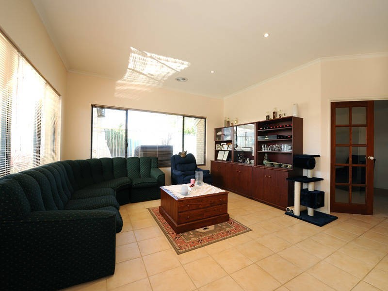 28 Bluefields Parkway, Port Kennedy WA 6172