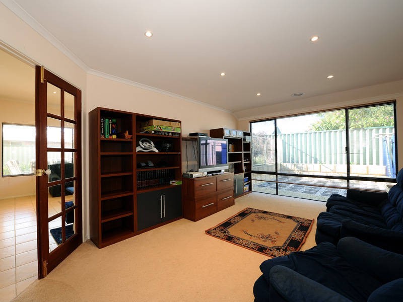 28 Bluefields Parkway, Port Kennedy WA 6172