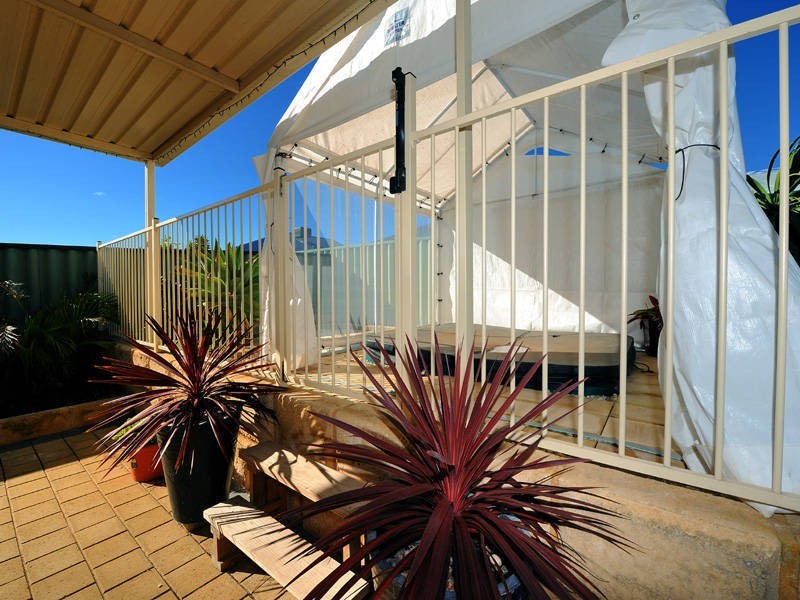 28 Bluefields Parkway, Port Kennedy WA 6172