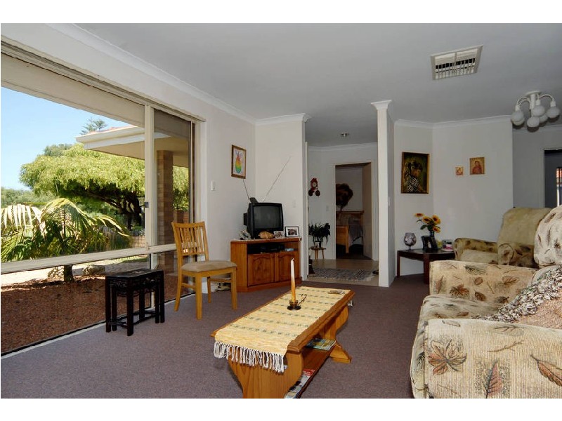 8 Chelmsford Avenue, Port Kennedy WA 6172