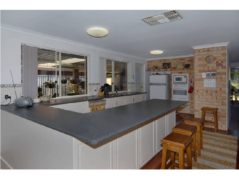 8 Chelmsford Avenue, Port Kennedy WA 6172