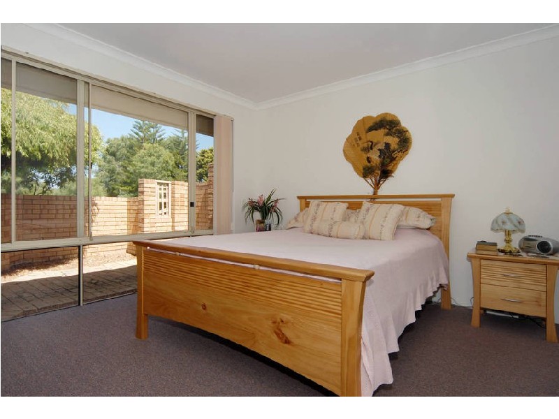 8 Chelmsford Avenue, Port Kennedy WA 6172