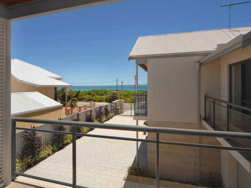 2/151 Rockingham Beach Road, Rockingham WA 6168