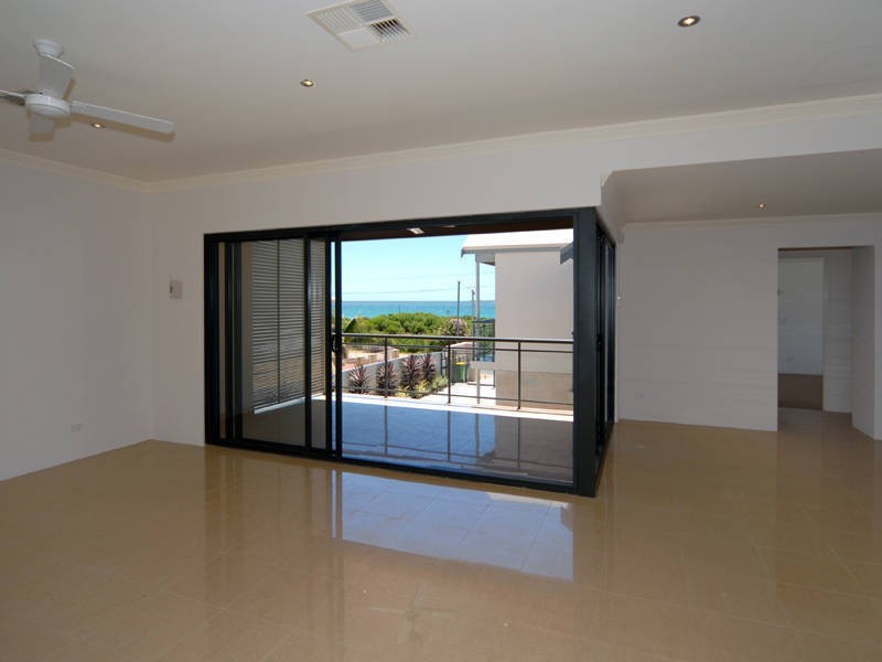 2/151 Rockingham Beach Road, Rockingham WA 6168