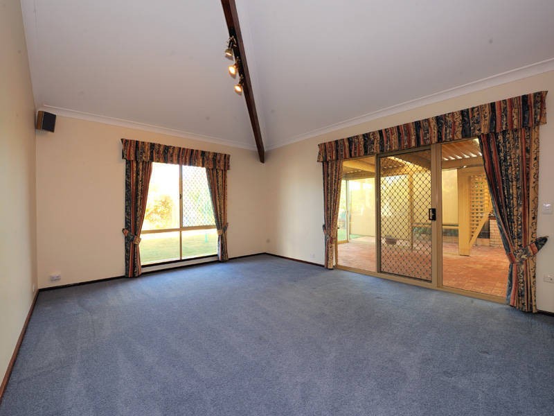 6 Madeira Place, Safety Bay WA 6169