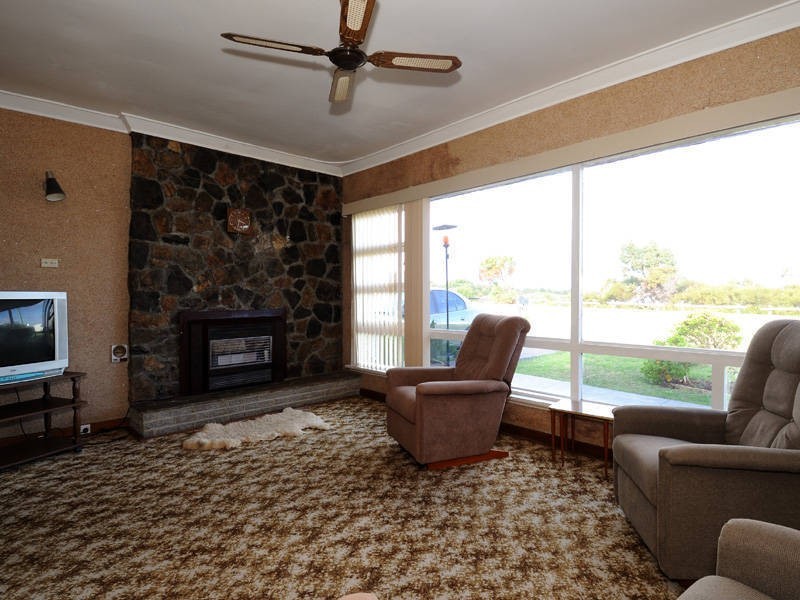 10 Lake Street, Rockingham WA 6168