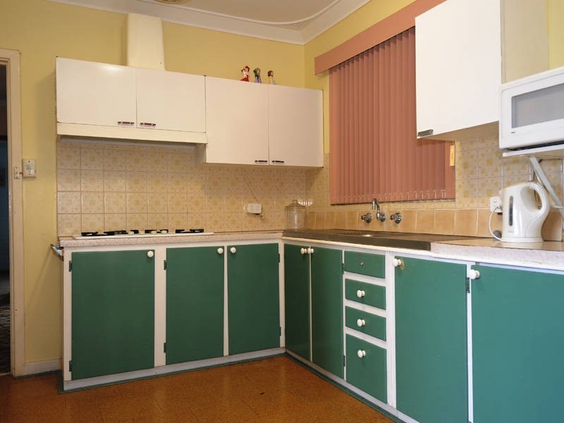 10 Lake Street, Rockingham WA 6168