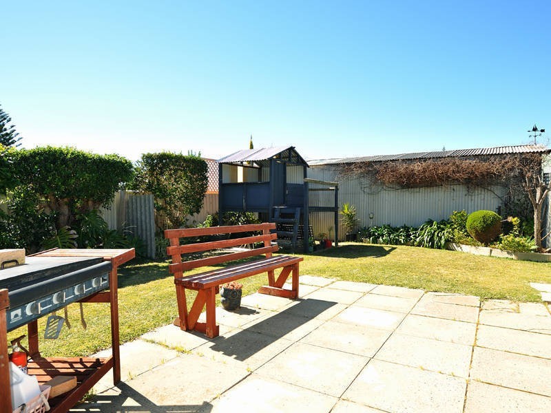 2 Axminster Street, Warnbro WA 6169