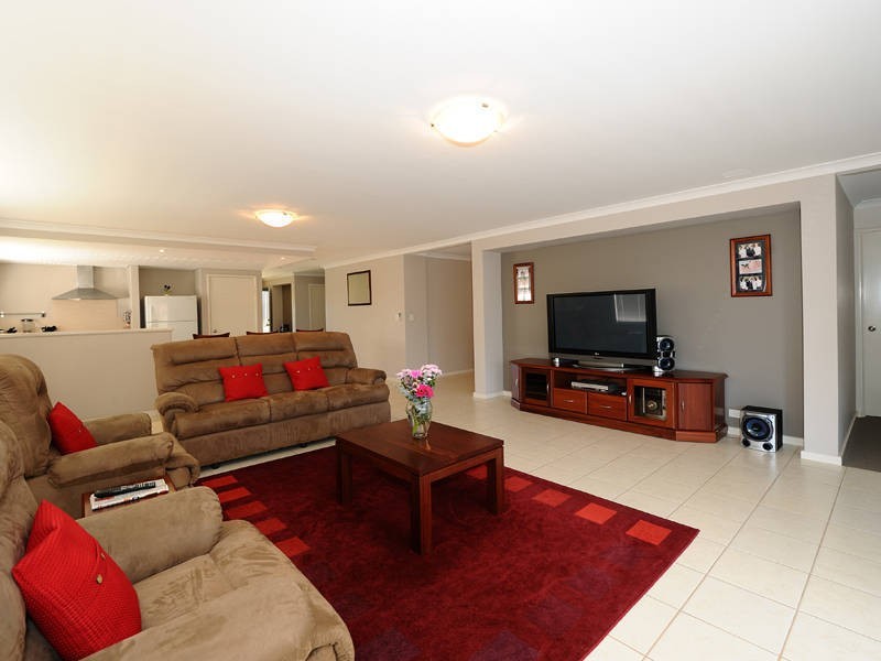10 Sellafield Bend, Waikiki WA 6169