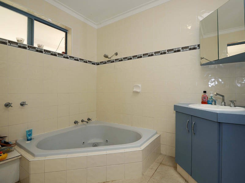 25 Bampton Way, Warnbro WA 6169