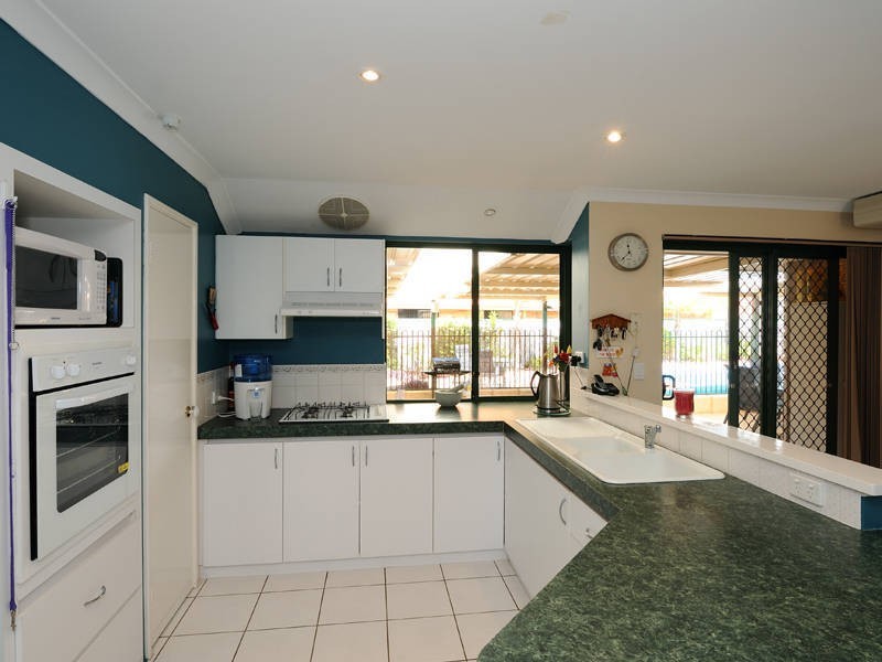 11 Summerhill Place, Warnbro WA 6169