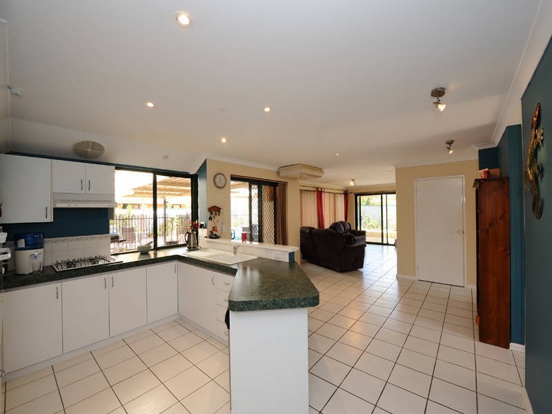 11 Summerhill Place, Warnbro WA 6169