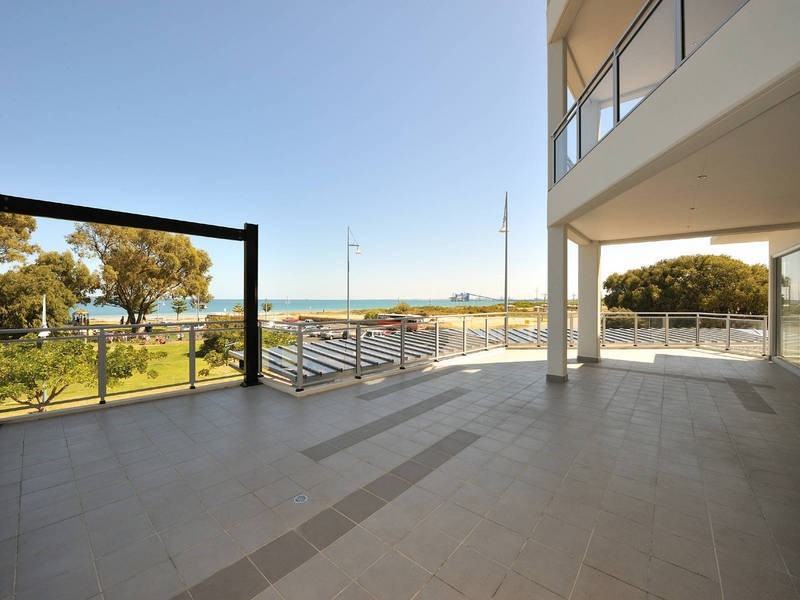 4/61 Rockingham Beach Road, Rockingham WA 6168