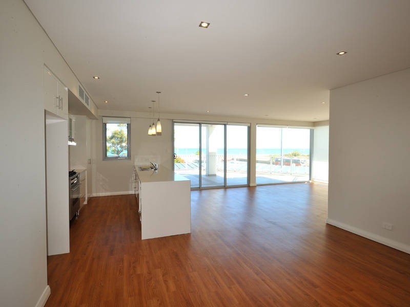 4/61 Rockingham Beach Road, Rockingham WA 6168