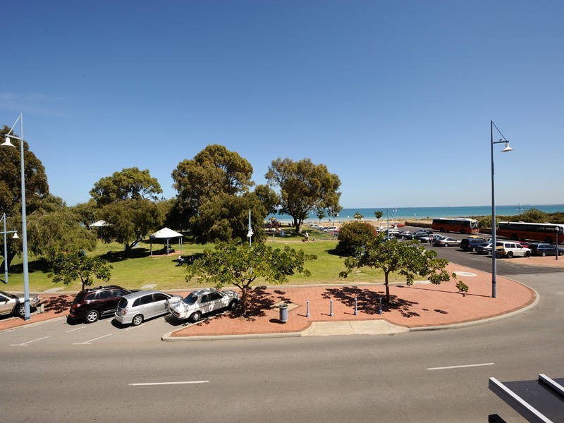 4/61 Rockingham Beach Road, Rockingham WA 6168