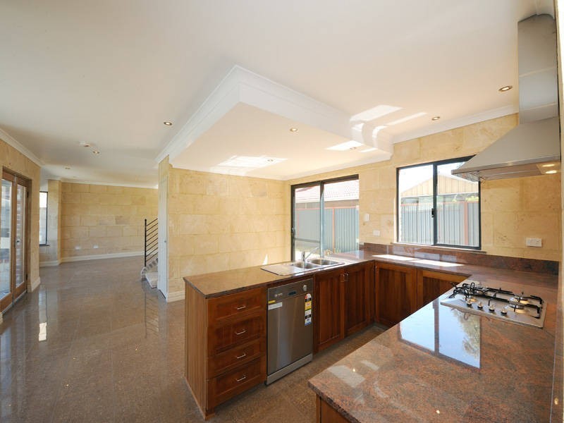 2/130A Parkin Street, Rockingham WA 6168