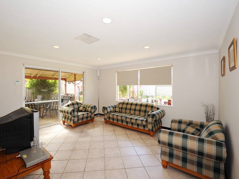 11 Fernando Place, Safety Bay WA 6169