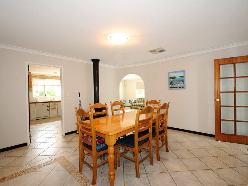 11 Fernando Place, Safety Bay WA 6169