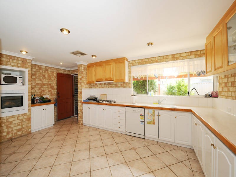 11 Fernando Place, Safety Bay WA 6169