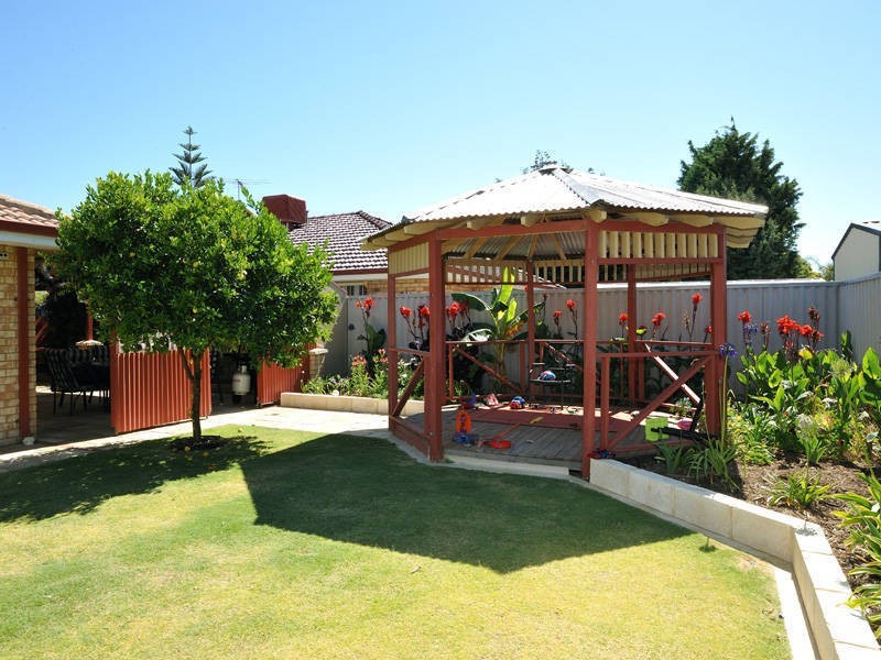 11 Fernando Place, Safety Bay WA 6169