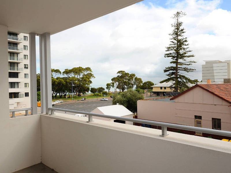 75/17 Rockingham Beach Road, Rockingham WA 6168