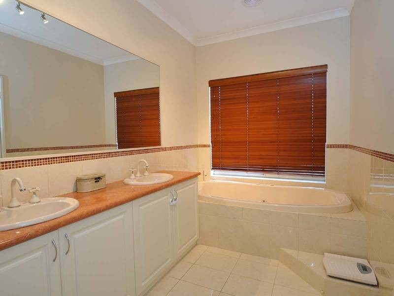 4 Cobblestones Circuit, Secret Harbour WA 6173