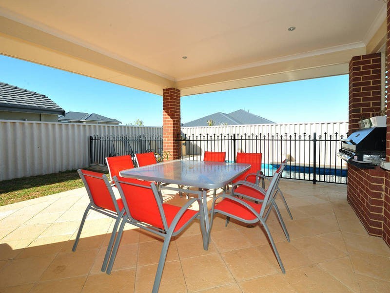 4 Cobblestones Circuit, Secret Harbour WA 6173