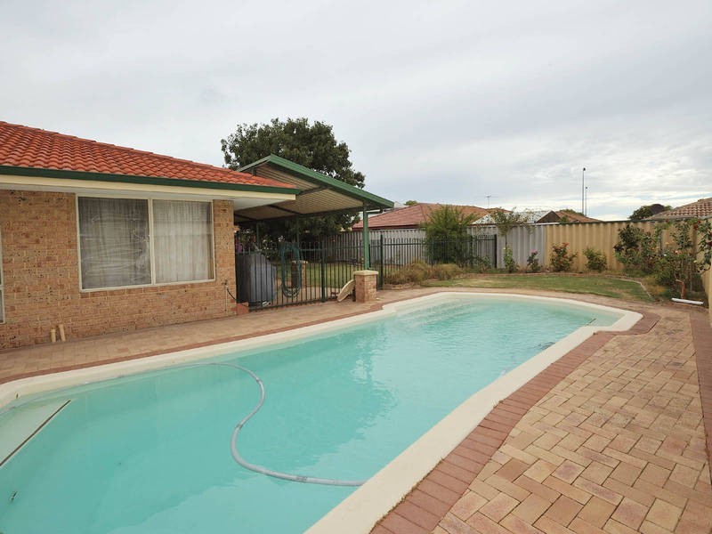 14 Rothesay Court, Cooloongup WA 6168