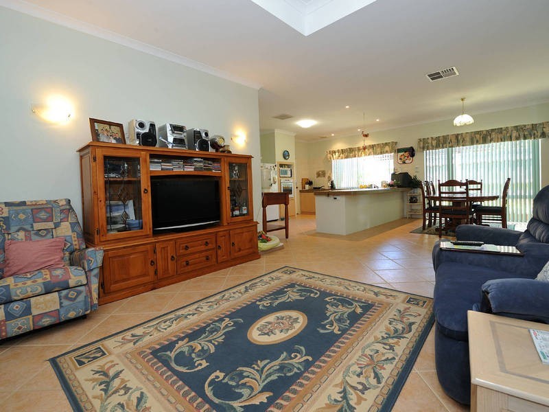 9 Purdy Avenue, Rockingham WA 6168