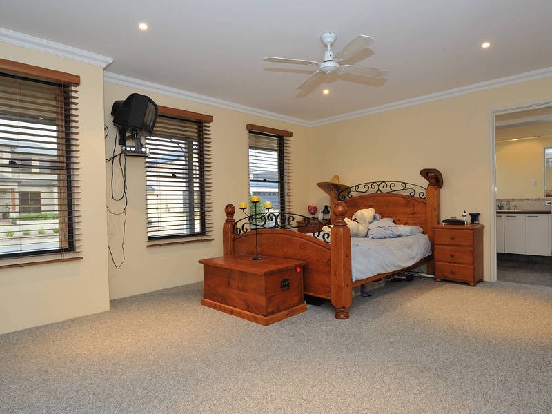 12 Lowlands Crescent, Secret Harbour WA 6173