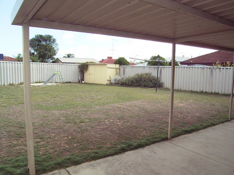 24  Pallarup Grove, Waikiki WA 6169