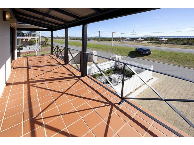 2/101 Rockingham Beach Road, Rockingham WA 6168