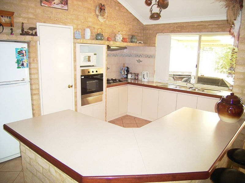 16 Darwin Place, Warnbro WA 6169