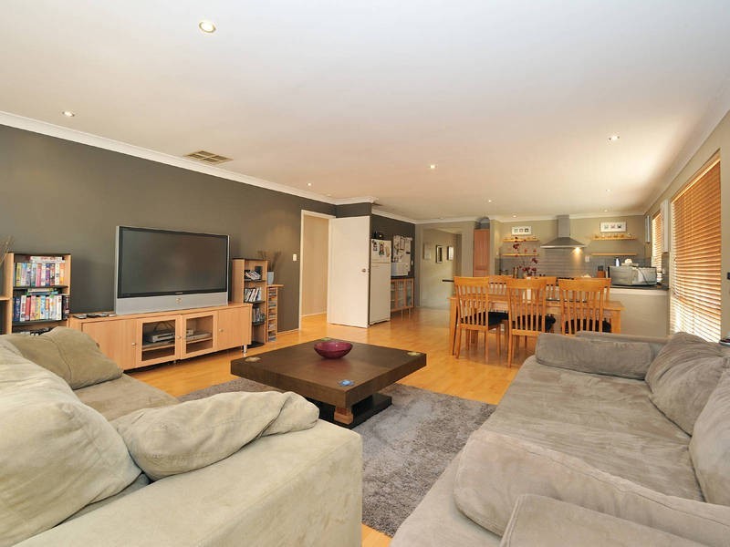 2 Harley Close, Safety Bay WA 6169