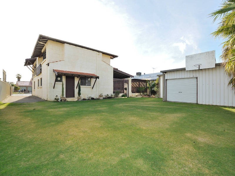 4 Ernest Street, Safety Bay WA 6169