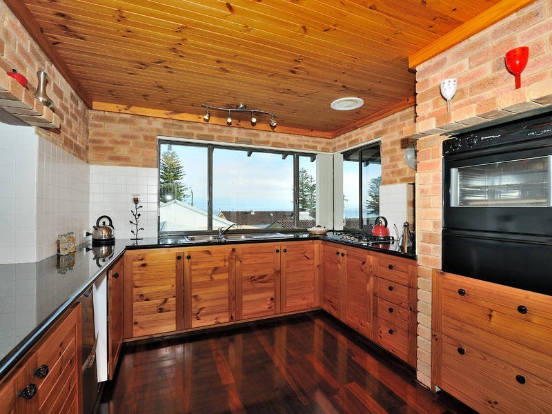 4 Ernest Street, Safety Bay WA 6169