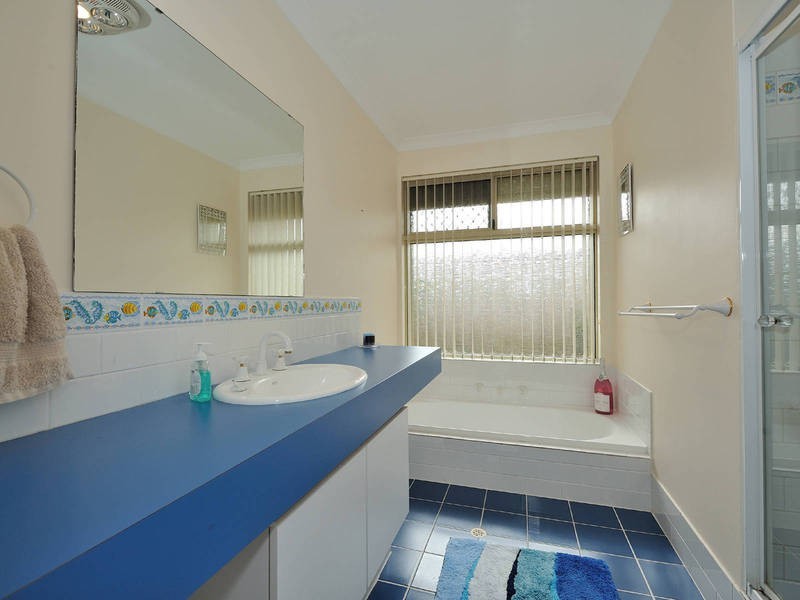 32 Rothesay Court, Cooloongup WA 6168